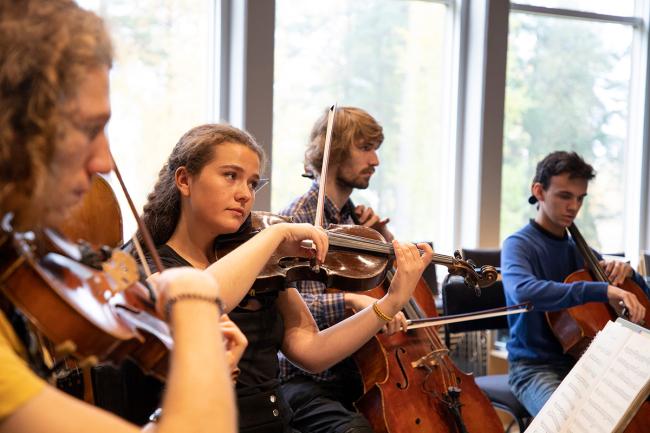 Studenter i en violaensemble spelar på Musikhögskolan Ingesund