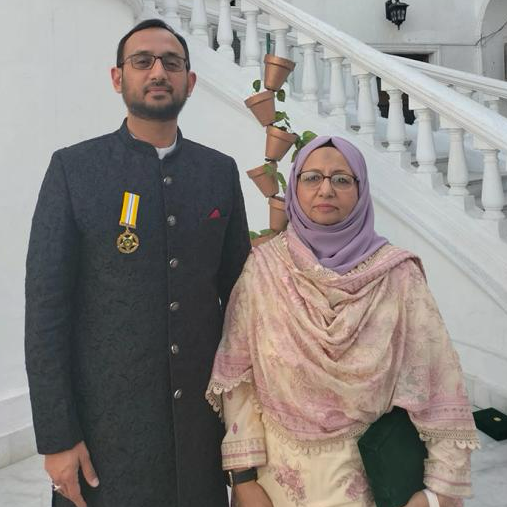 Salman Raza Naqvi med sin mamma 
