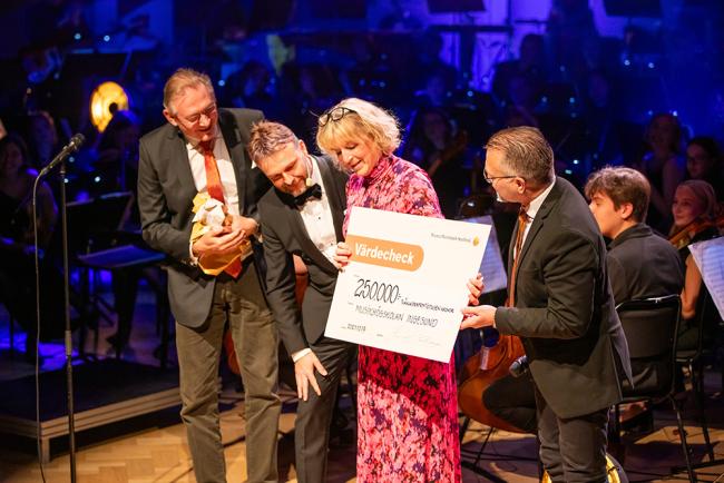 Westra Wermland Sparbank makes a donation to Ingesund School of Music 100 years.