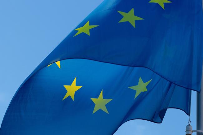 en EU-flagga som fladdrar.