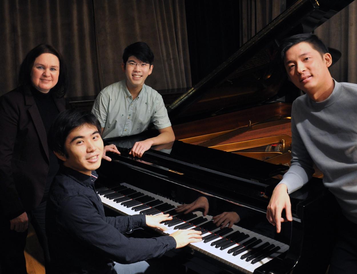 Tre pianostudenter och en lärare