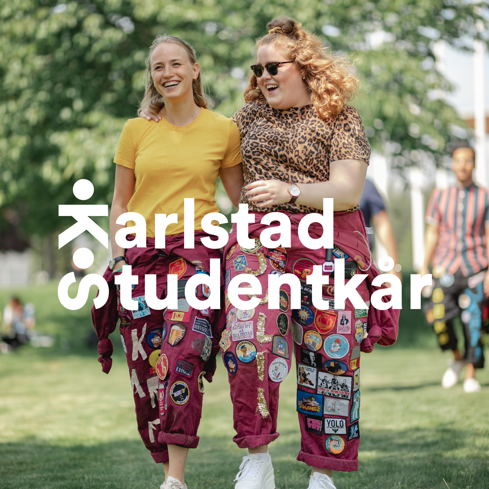 Studenter går mot kameran i overaller