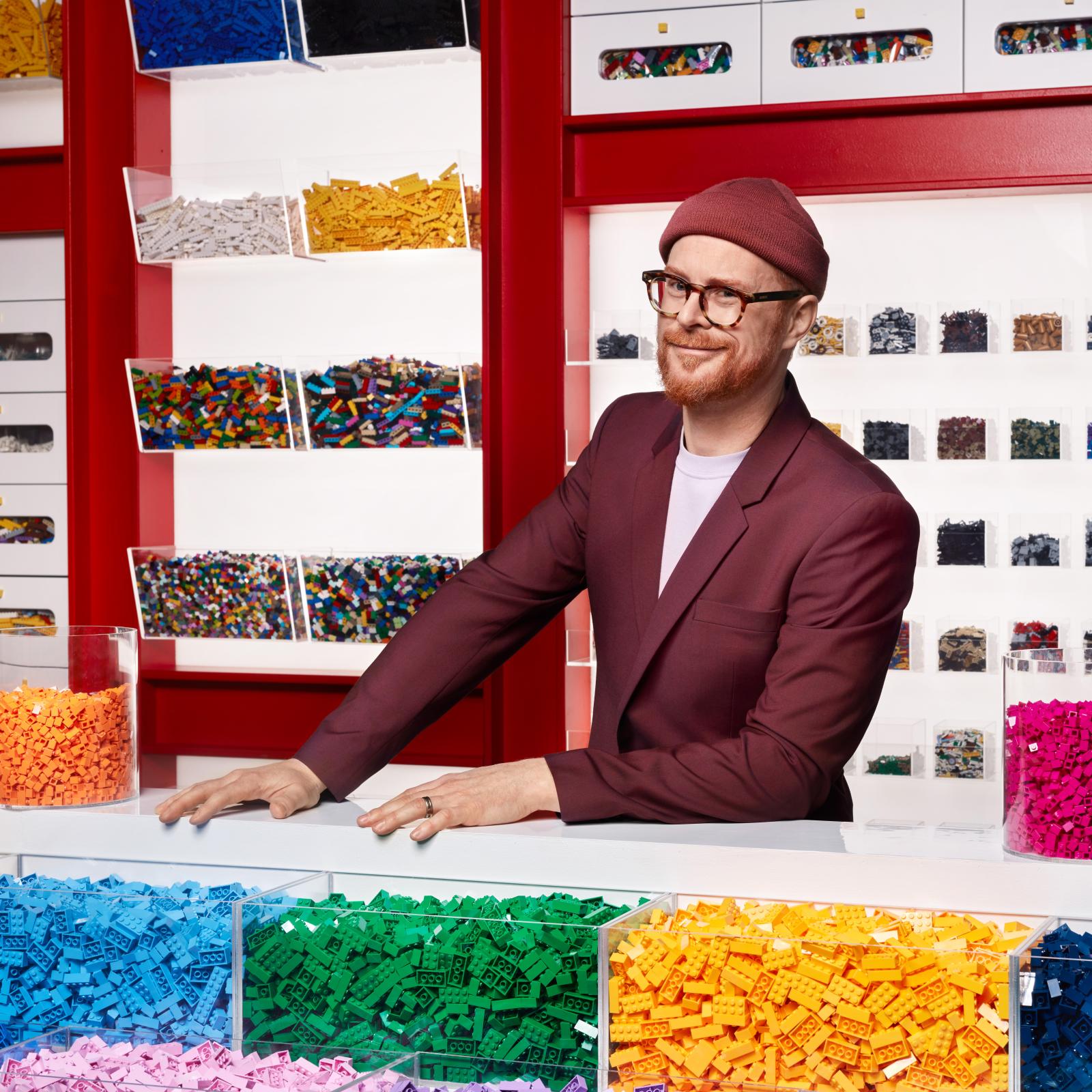 Magnus Göransson i en frän mössa i ett rum fullt av Lego