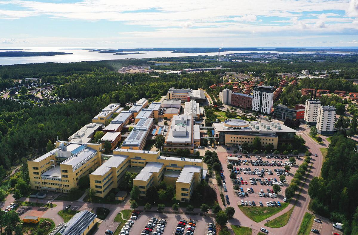 Flygfoto över campus Karlstad med Vänern i bakgrunden