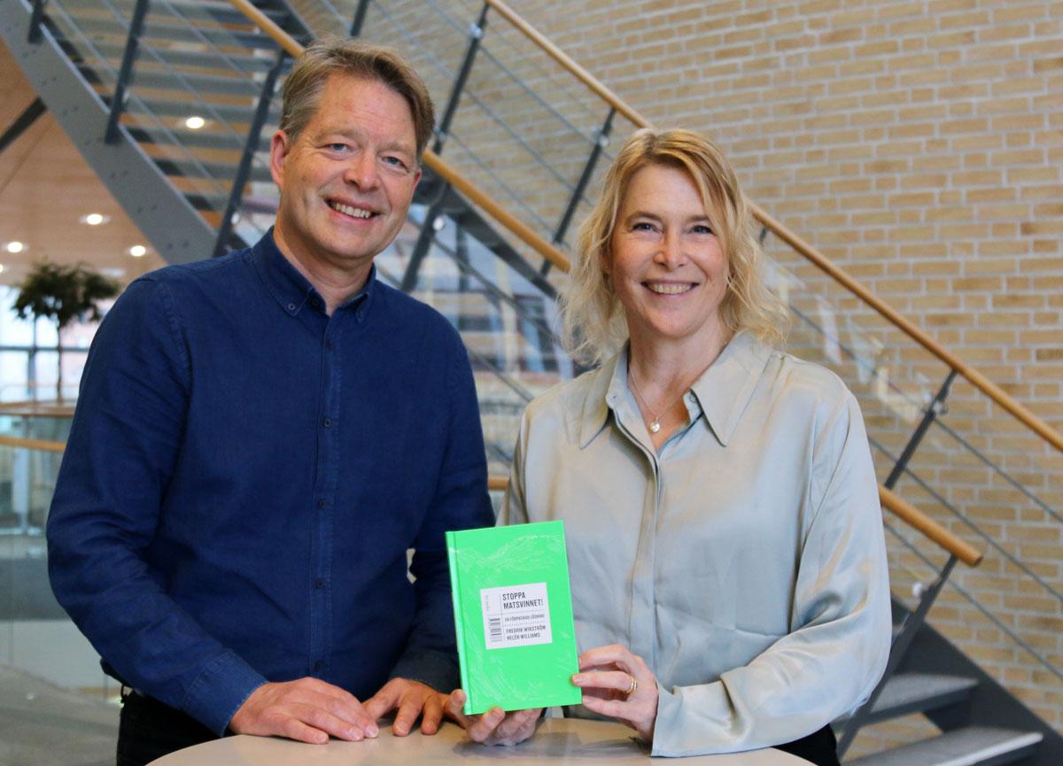 Fredrik Wikström och Helén Williams håller i boken Stoppa matsvinnet!
