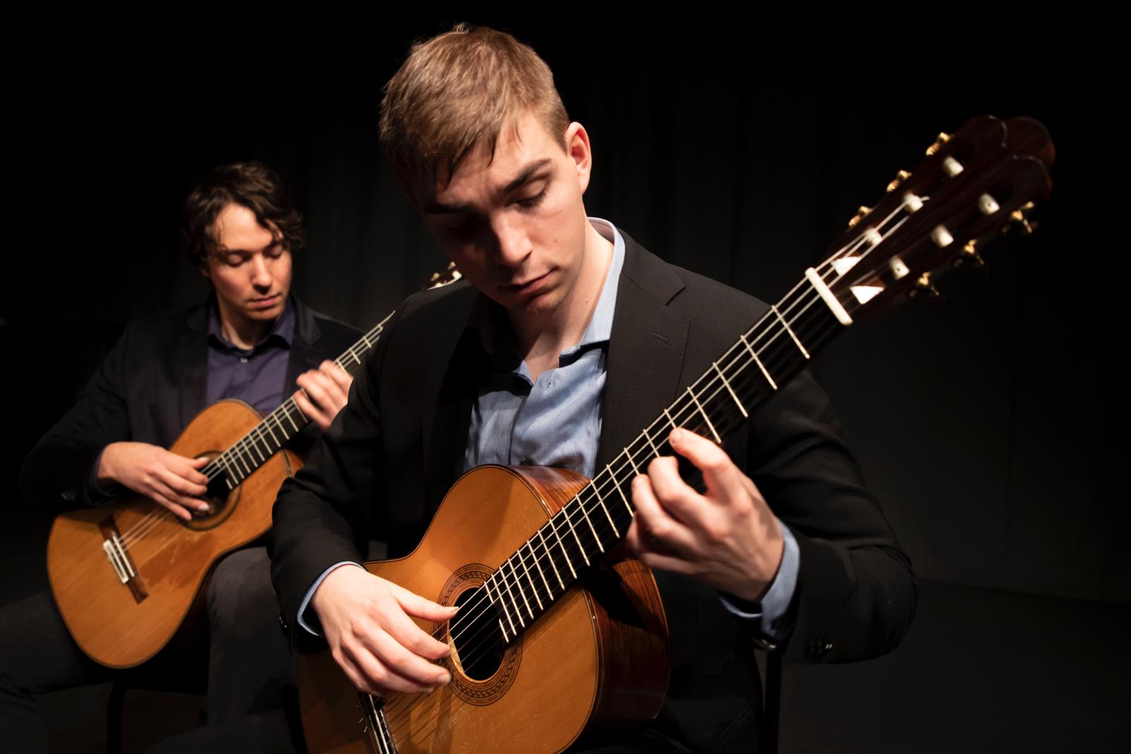 Två studenter som spelar gitarr_Musikhögskolan Ingesund