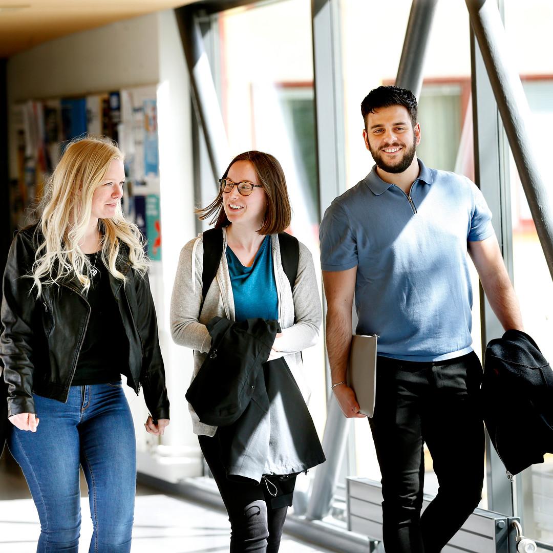 Studenter som går i korridor