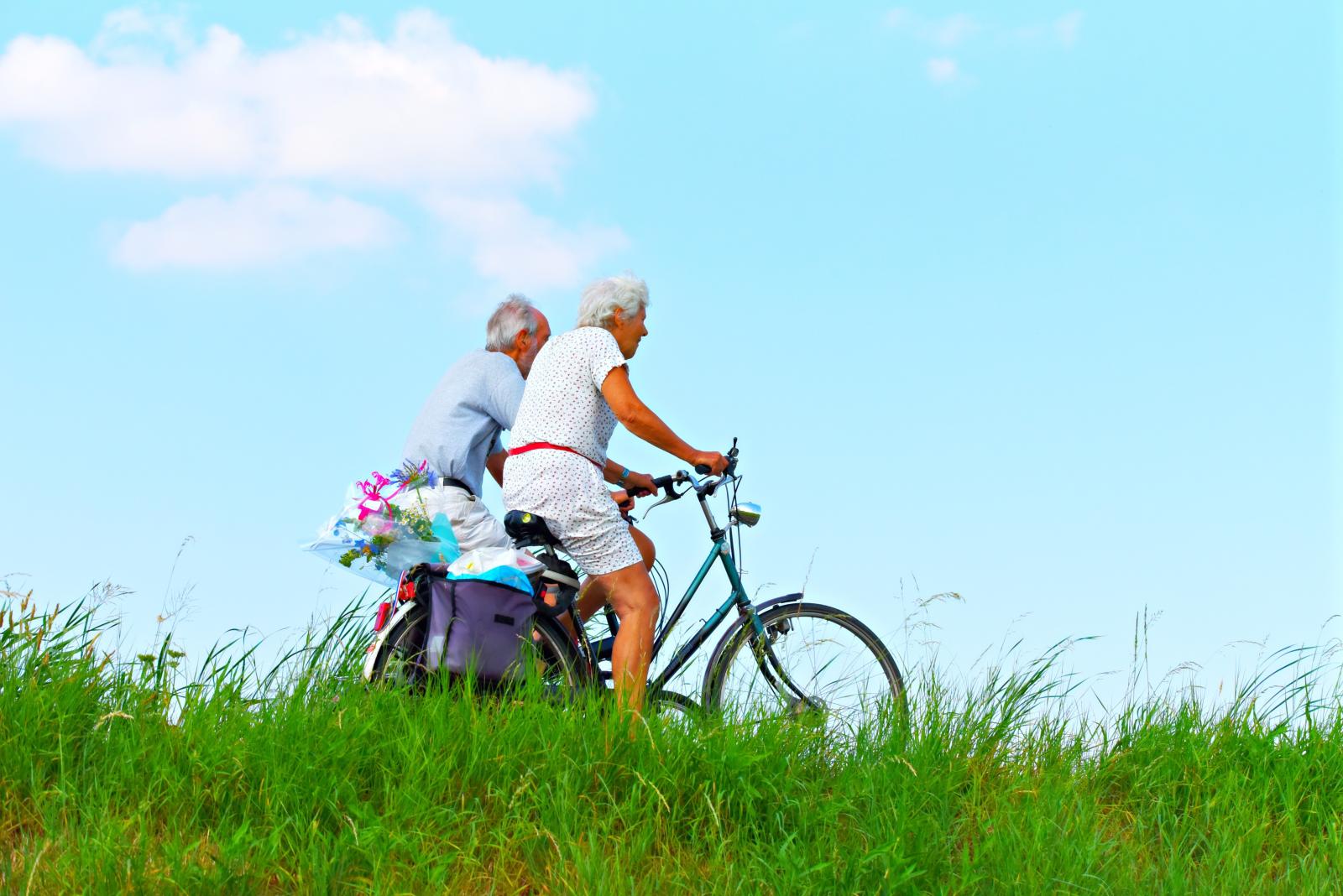 Äldre par som cyklar