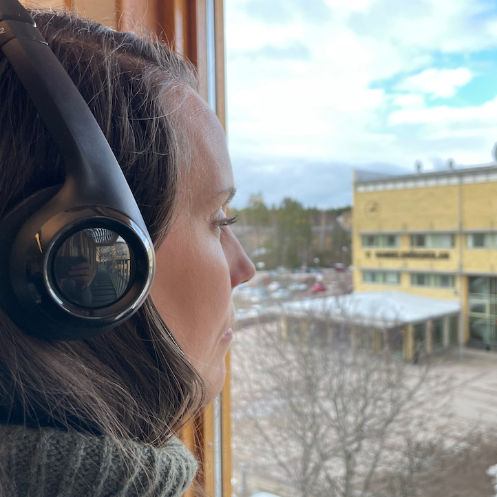 Kvinna lyssnar på podd