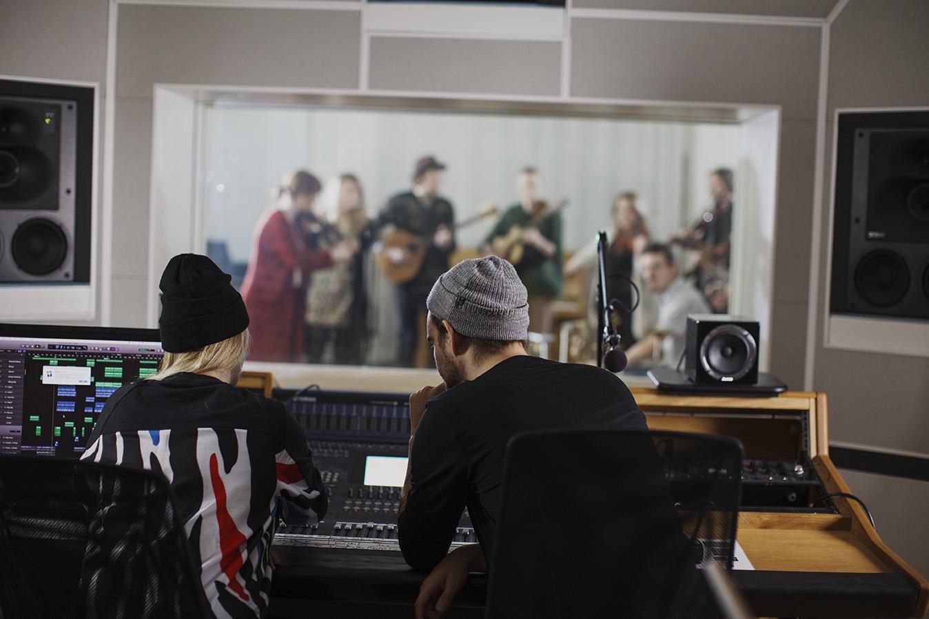 Studenter som sitter vid mixerbord i studio_Musikskolan Ingesund