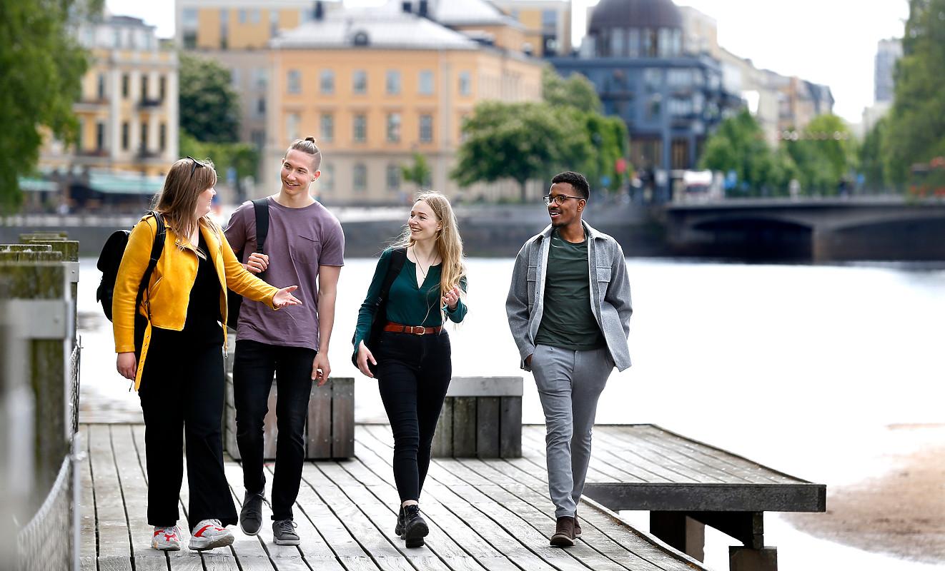 Grupp av studenter går utomhus i stadsmiljö