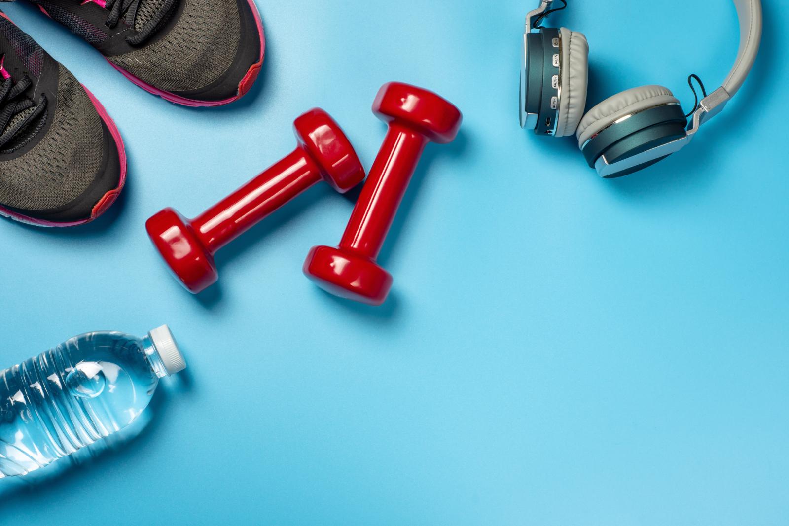 Träningsredskap på blå bakgrund