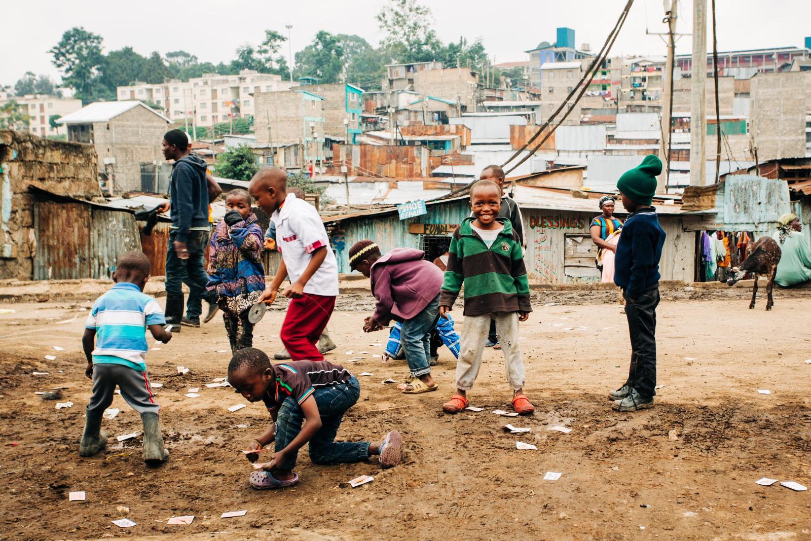 Barn leker i slummen i Nairobi
