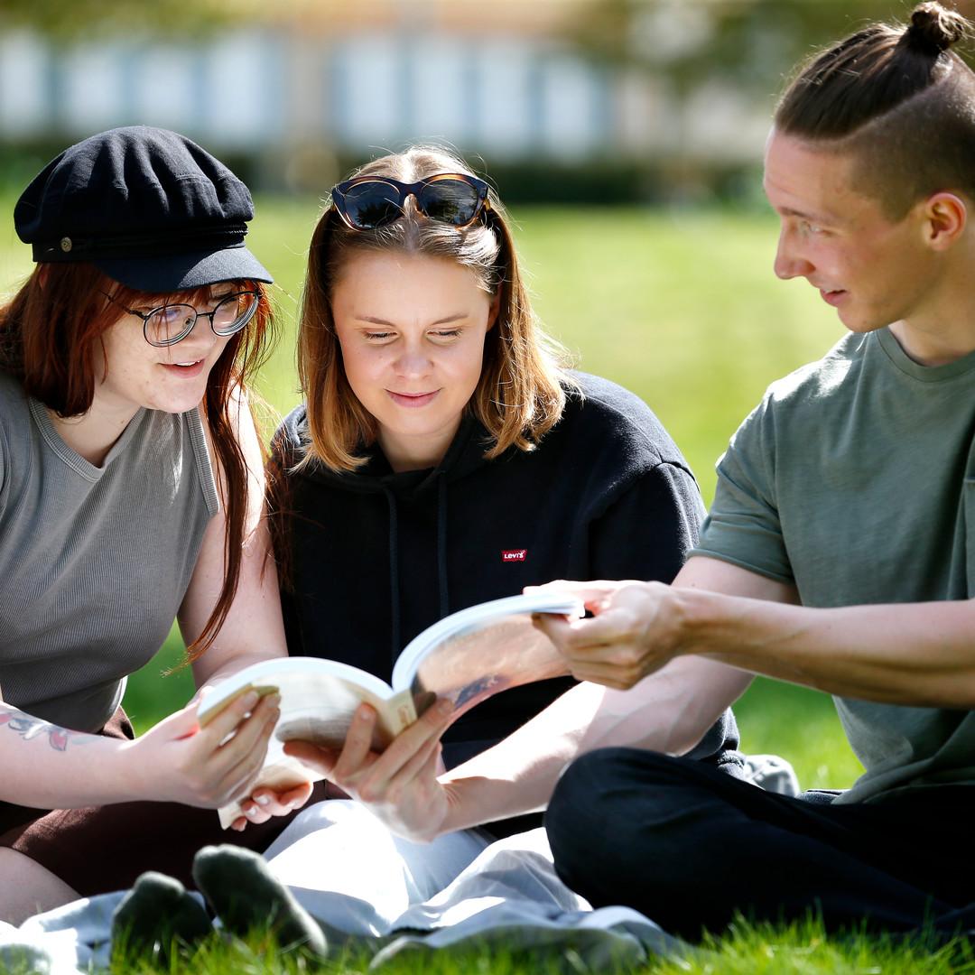 studenter i sommarmiljö Kau
