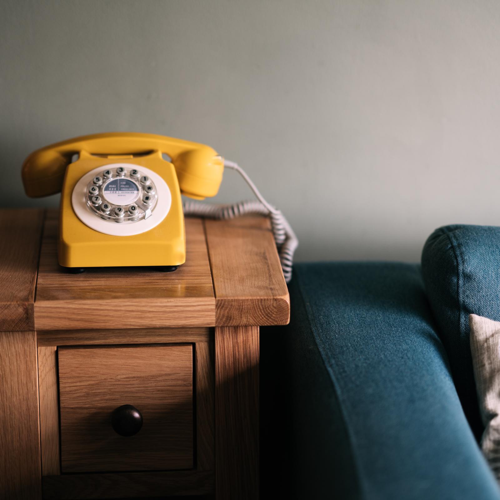 Gul telefon och blå soffa
