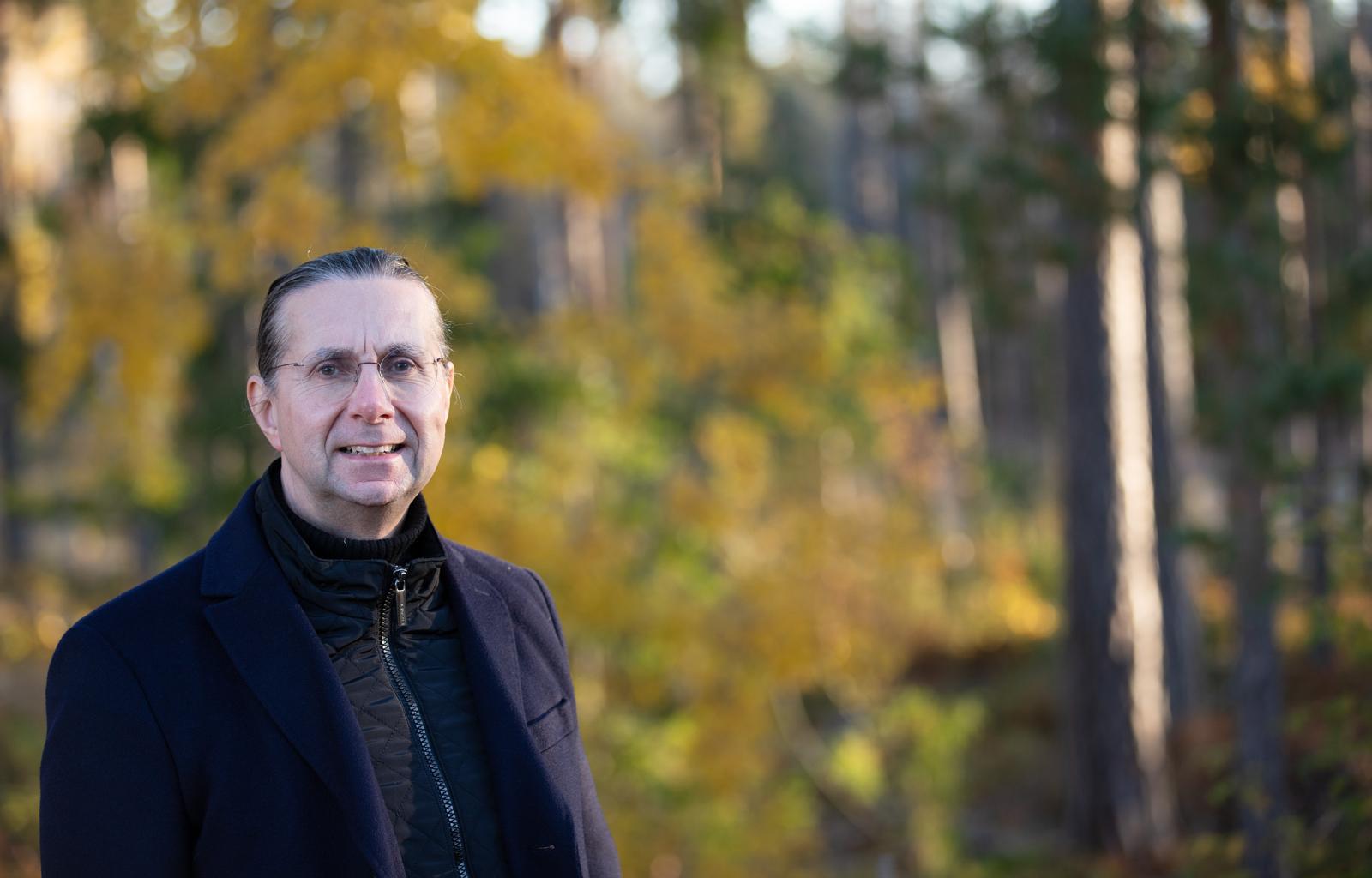 Professor Jack Ågren vid skogen 
