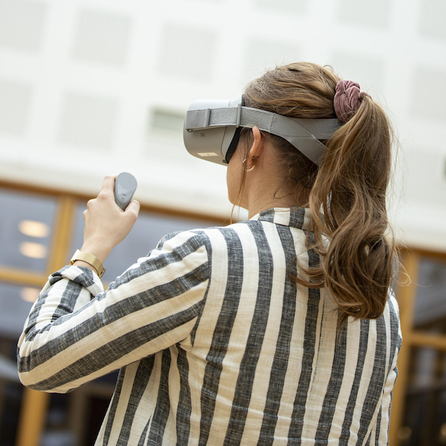 Person med VR-glasögon