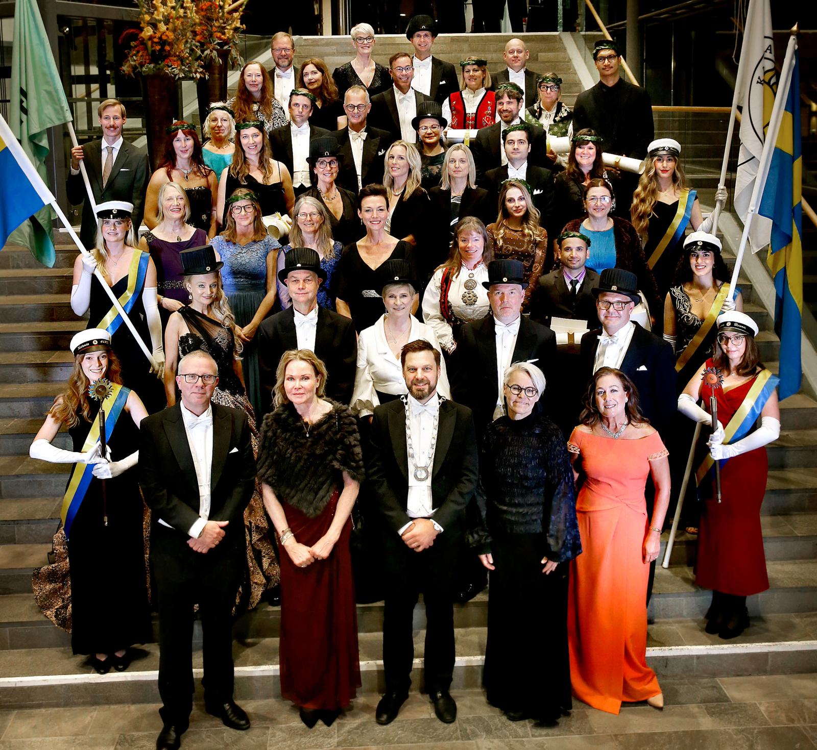 Alla medverkande i Akademisk högtid 2025 i trappan_Karlstads universitet