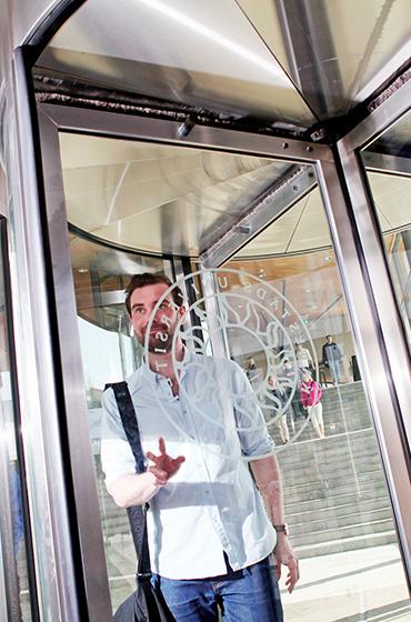 Person går in genom entrén till Karlstads universitet.