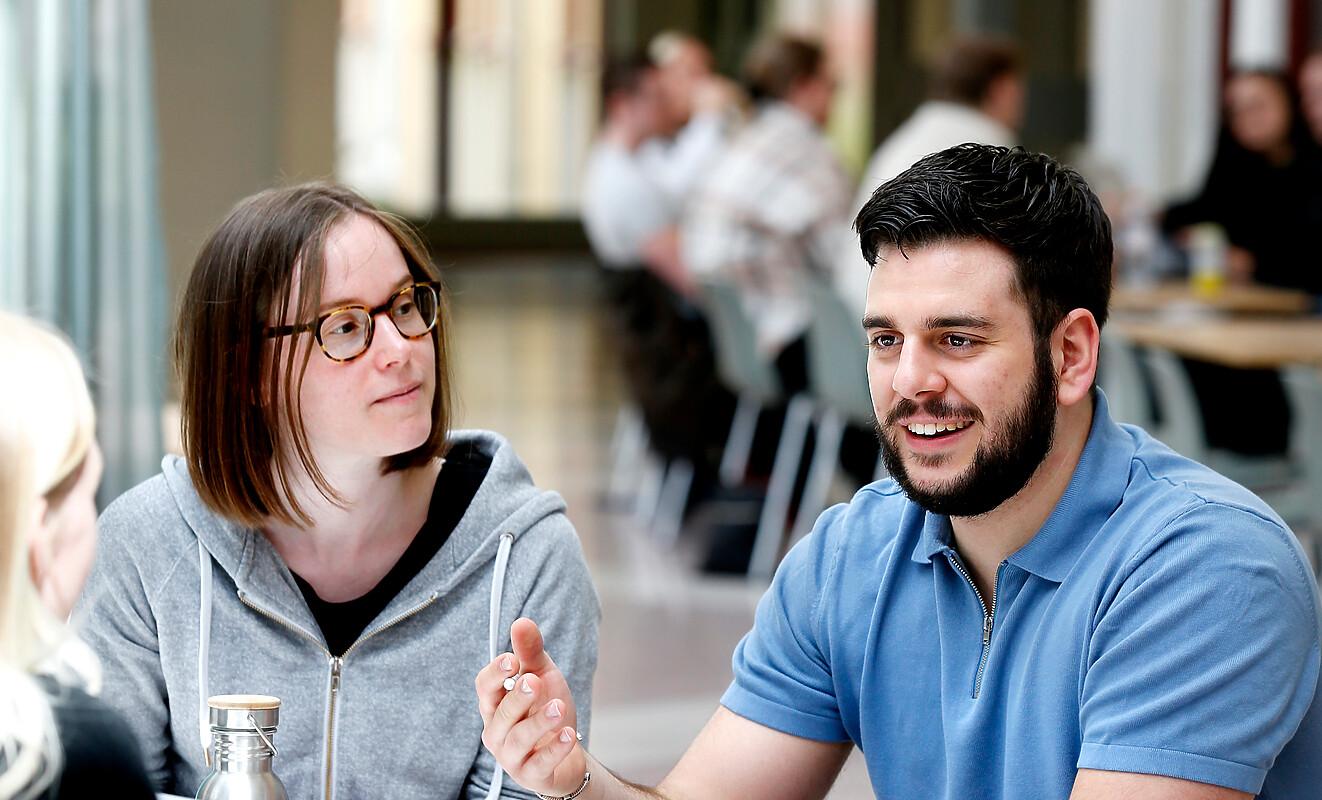 studenter i samtal i gläntan