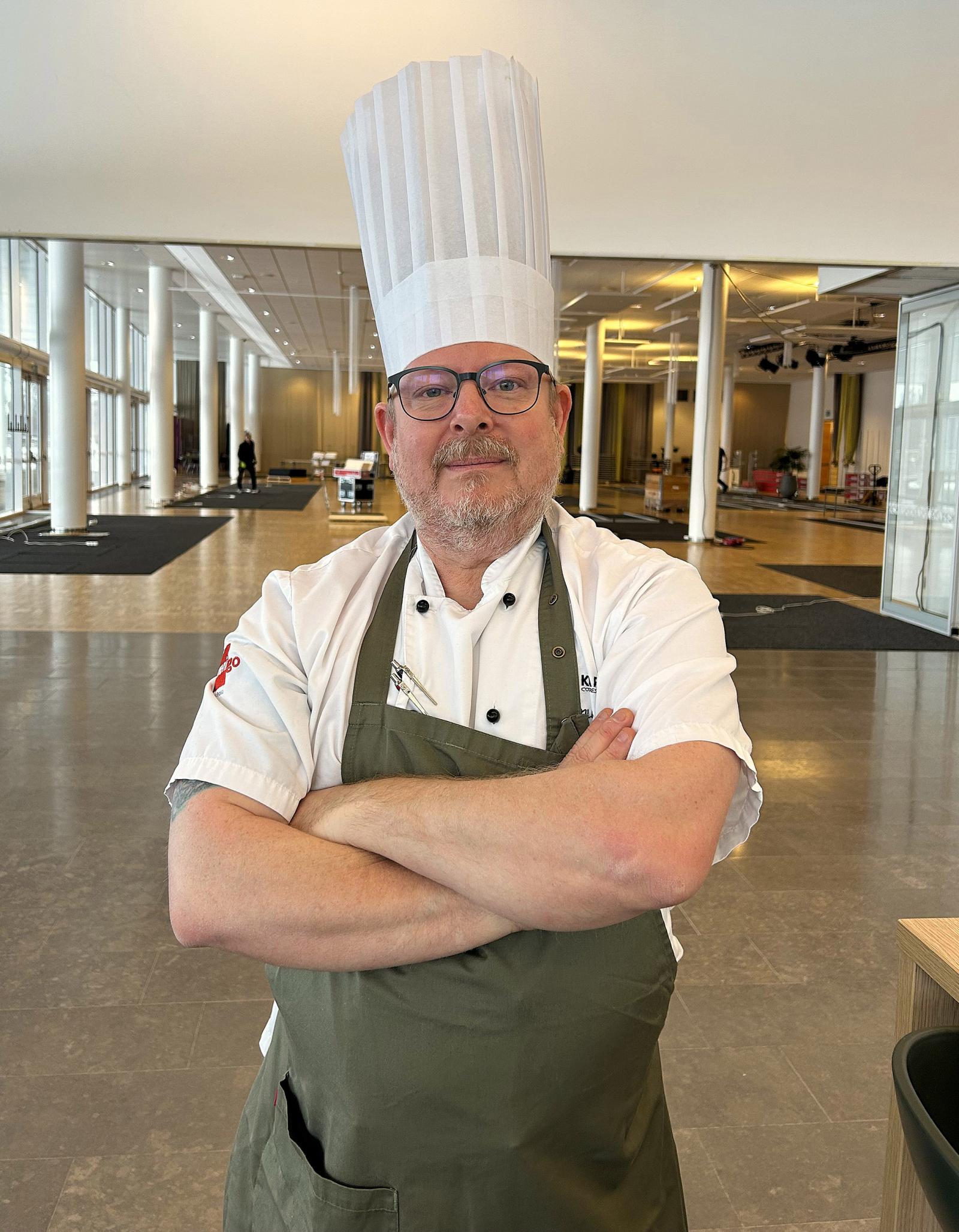 Malig kock som står med armarna i kors