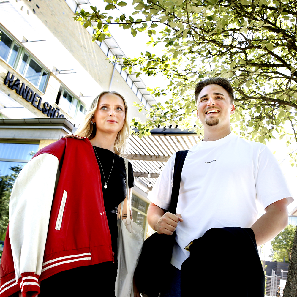 Studenter utanför Handelshögskolan