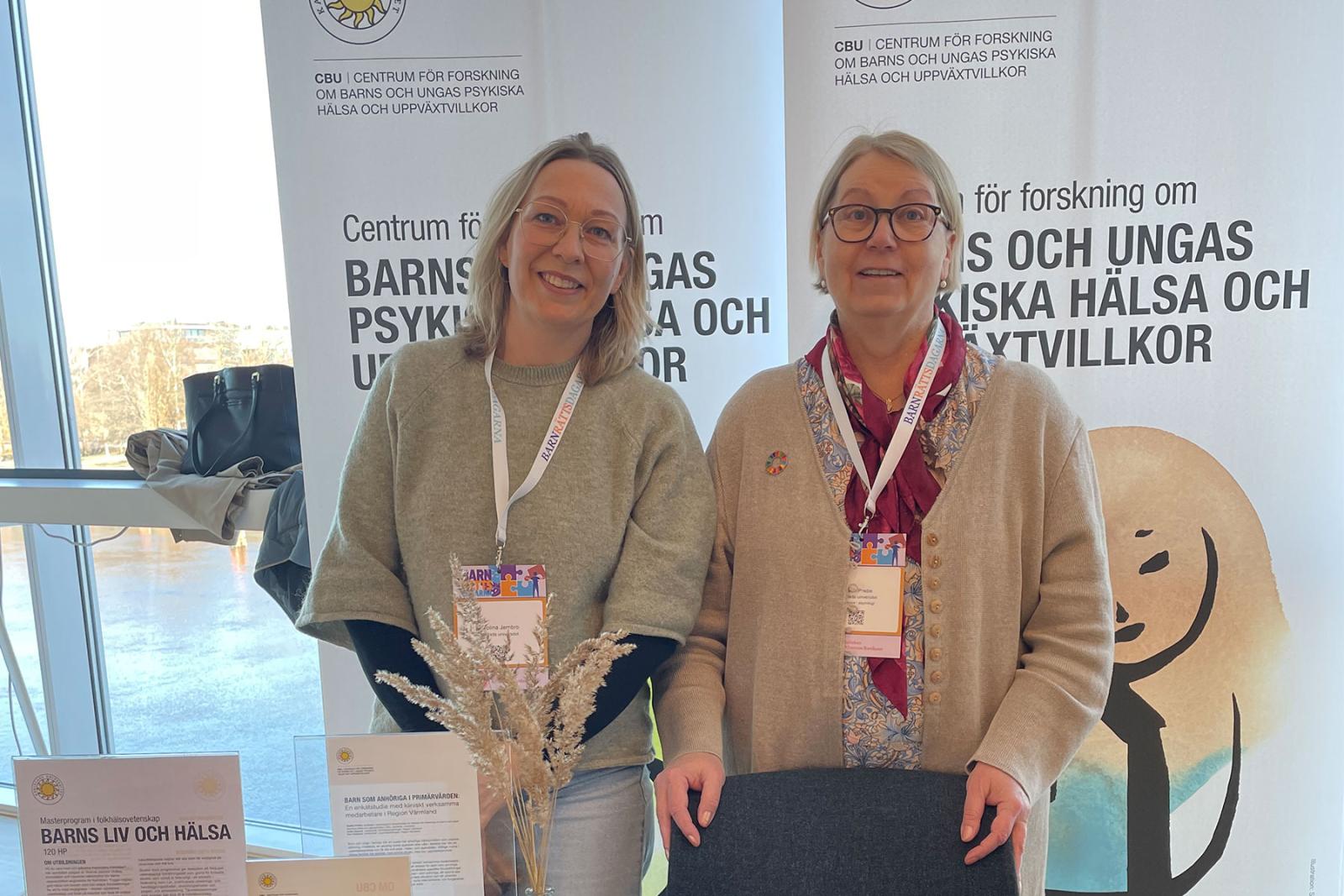 Kvinnor framför rollup 