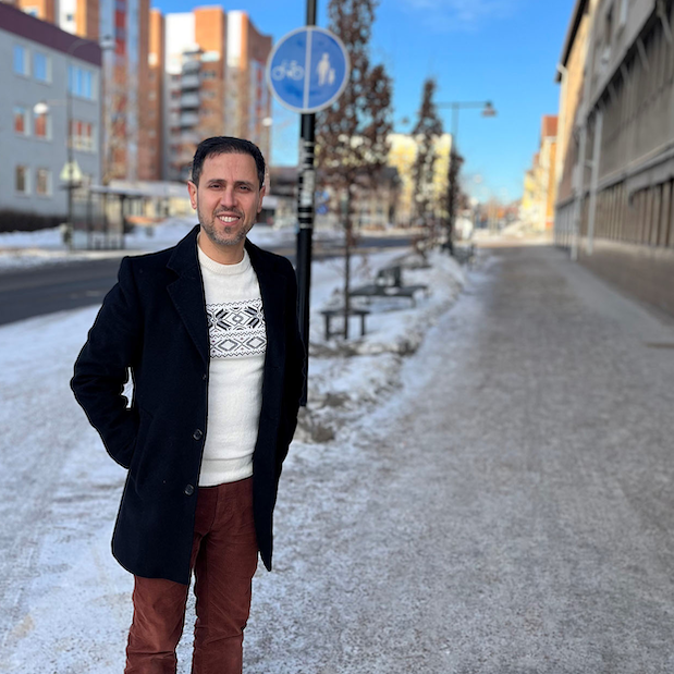 Khabat Amin på en gång och cykelväg
