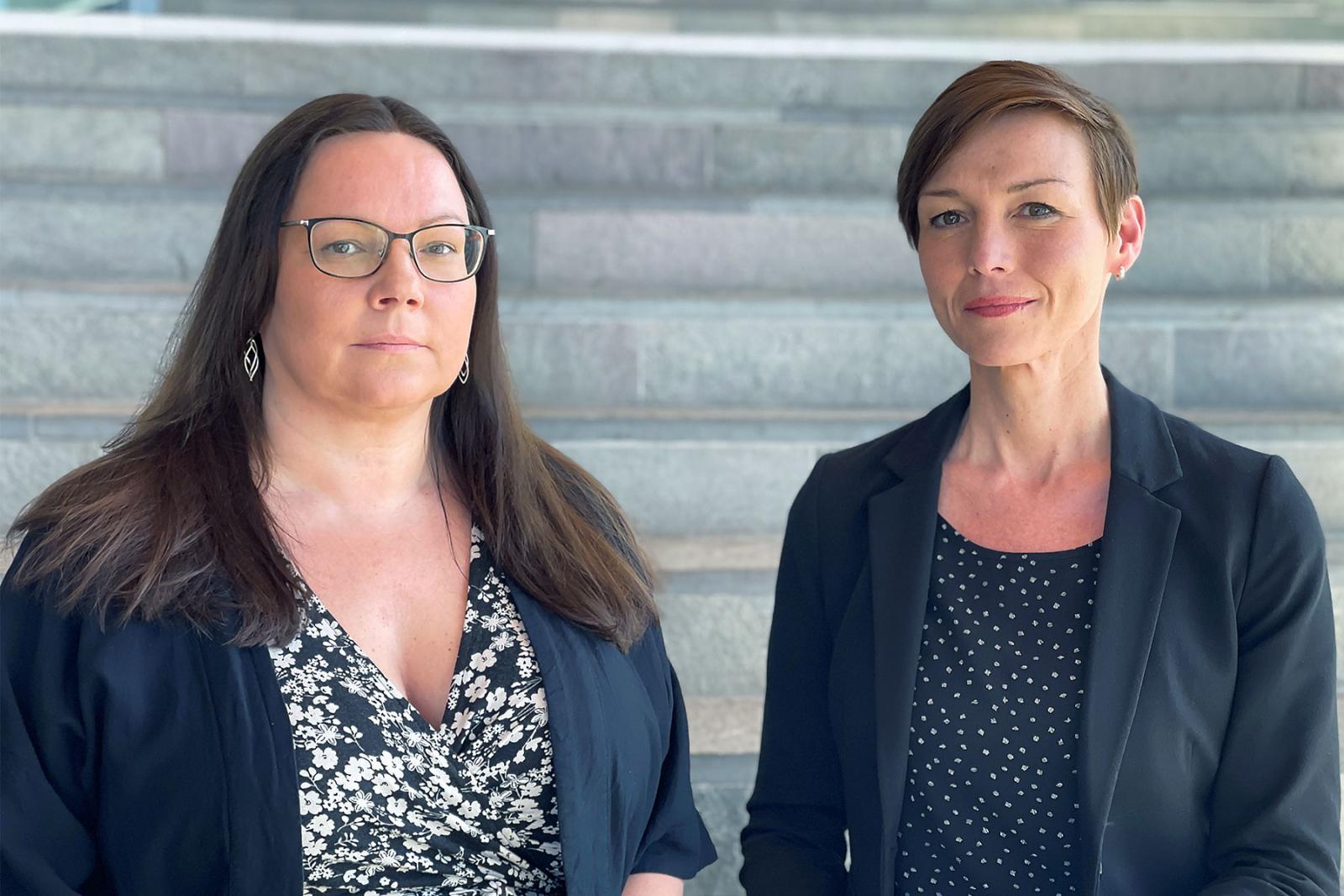Kvinnor sitter i stentrappa