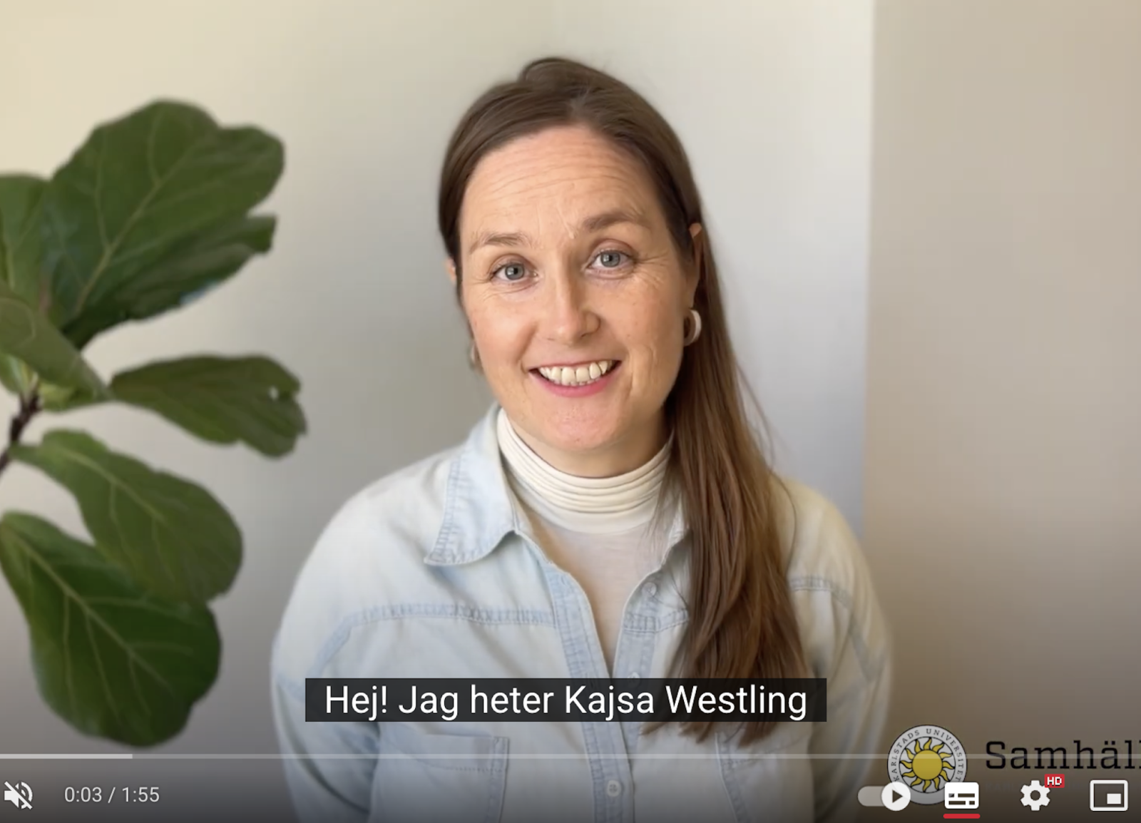 kvinna som presenterar sig framför kamera