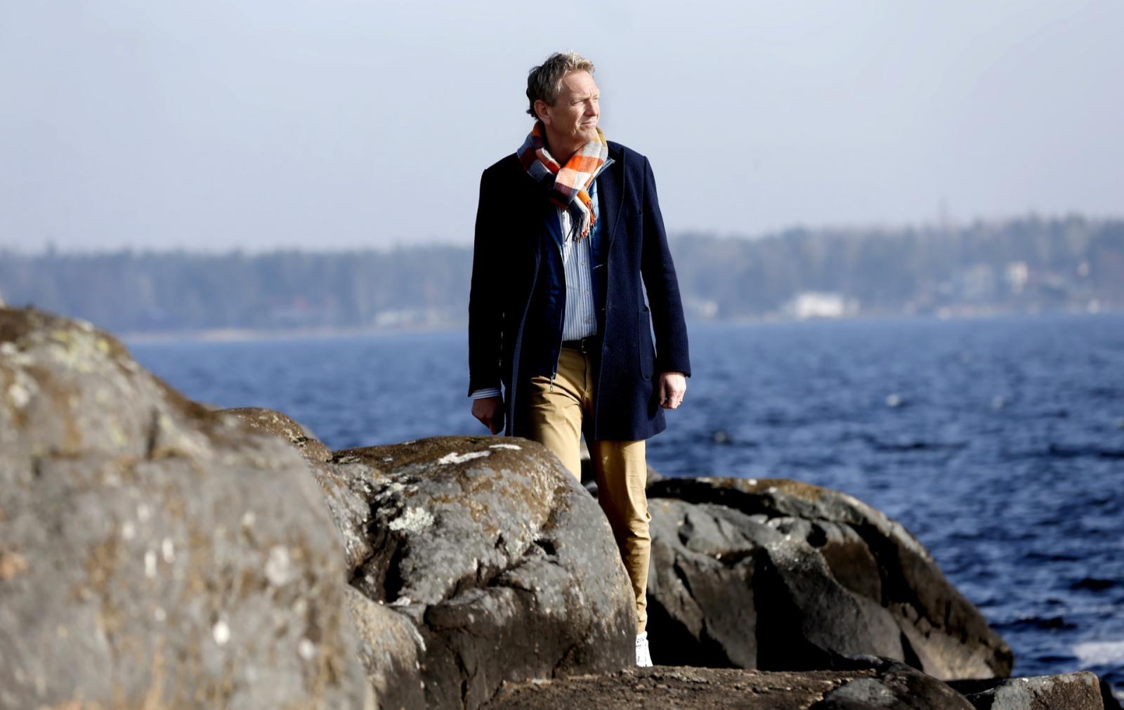 Per Kristensson, professor i psykologi, vid Vänerns strand