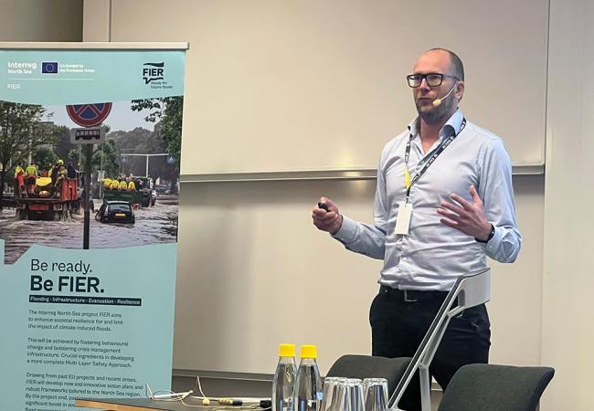 Glen Nivert från Göteborgs stad står och föreläser