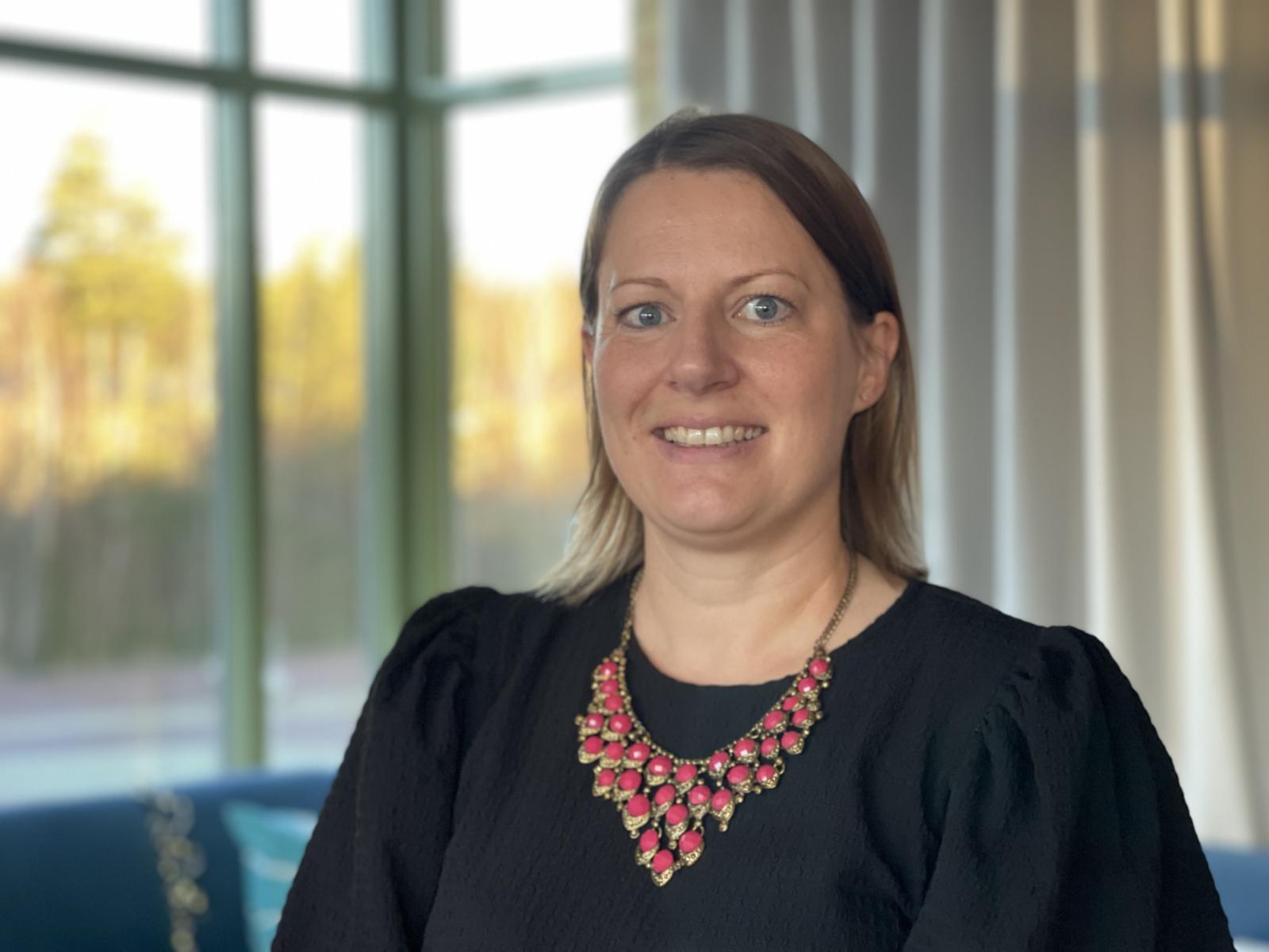 Porträttbild av kvinna inomhus