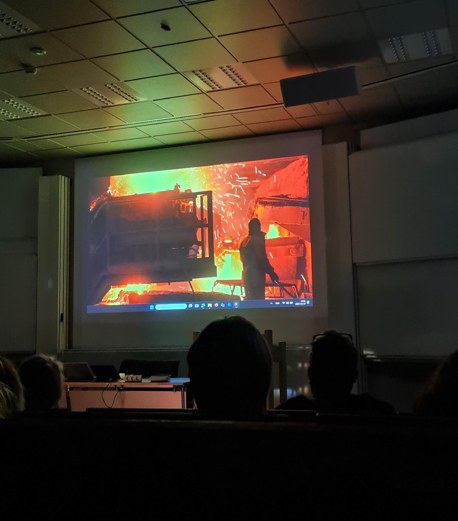 Filmduk med publik i förgrunden.