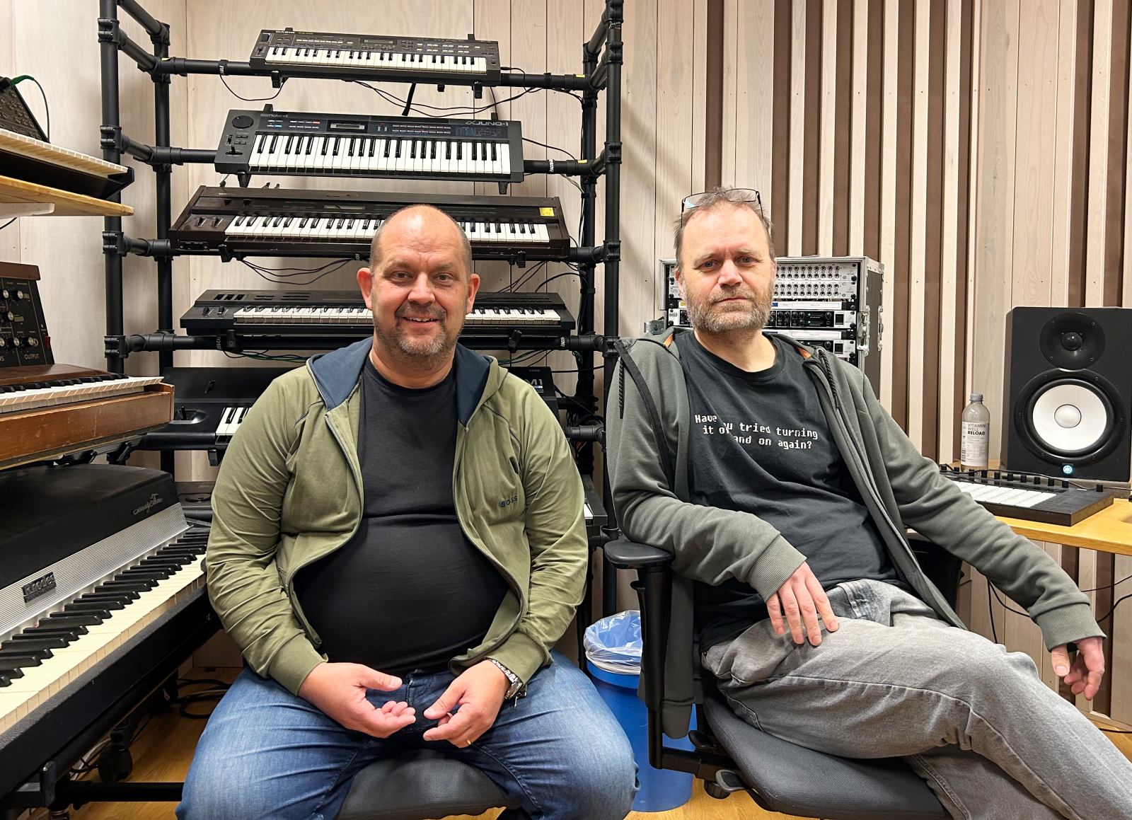 Tim Larsson och David Engström och i musikstudion