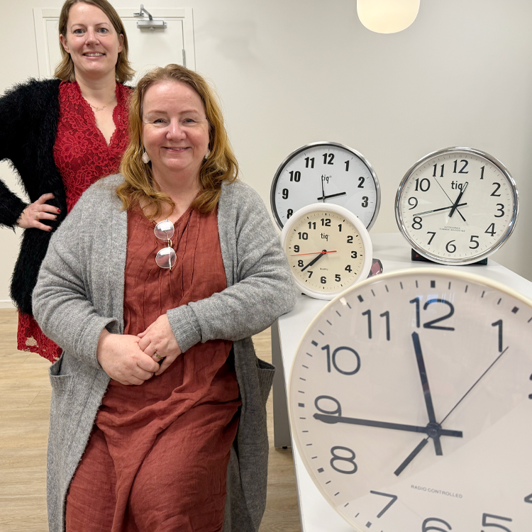 Siri och Lena med klockor