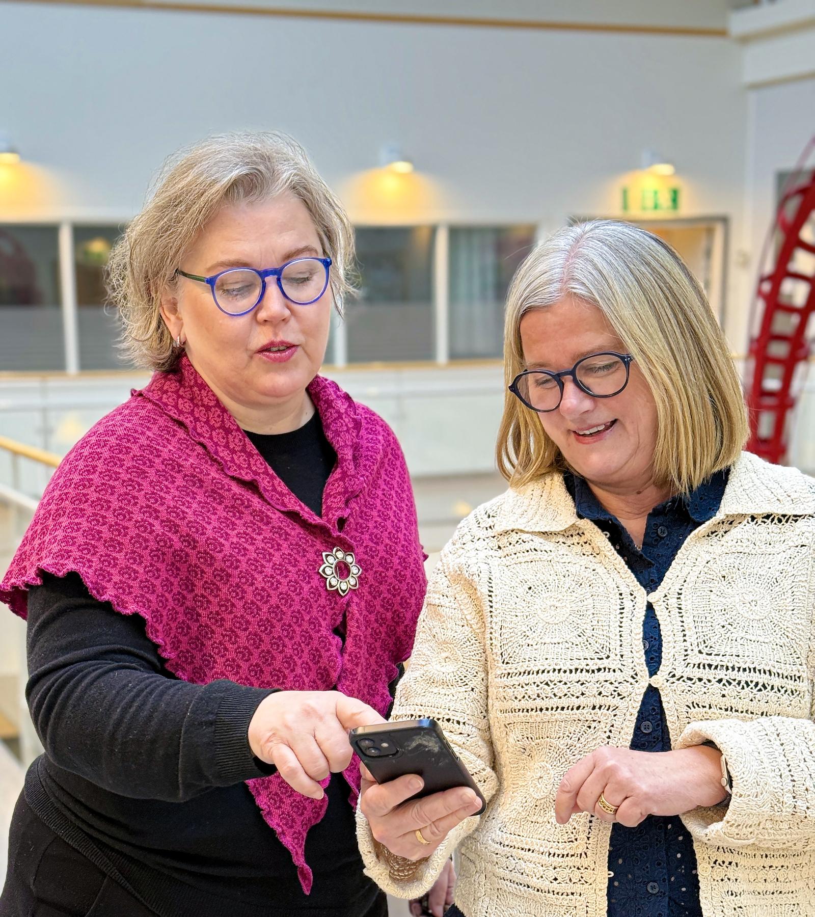 Två kvinnor inomhus 