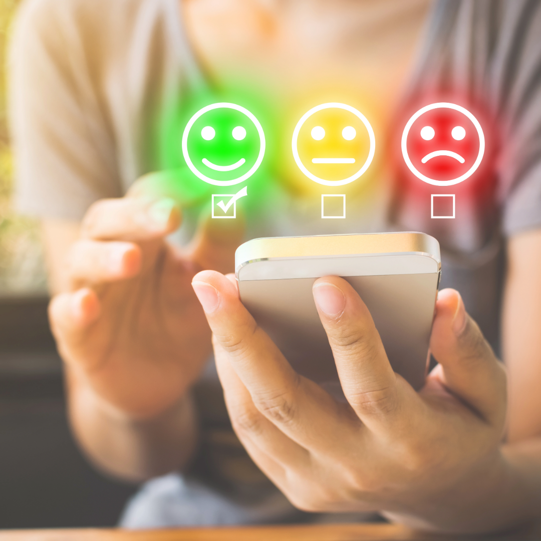 En person håller en mobil med tre valmöjligheter