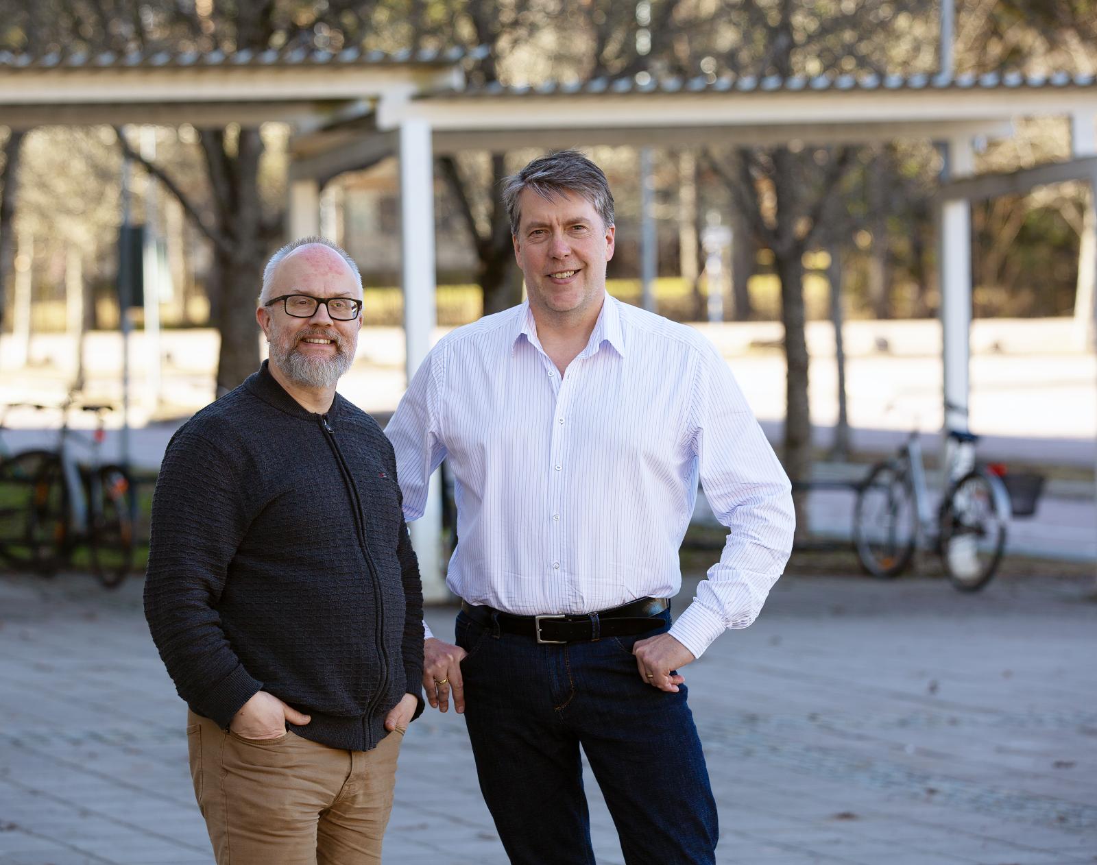 Henrik Örnebring och Michael Karlsson utanför Karlstads universitet