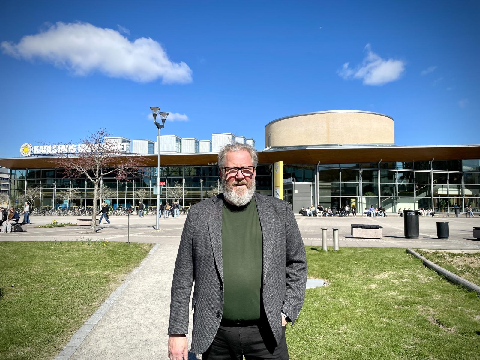 Mikael Granberg i parken utanför universitetet