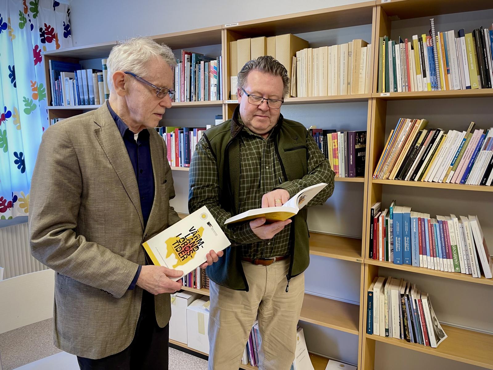 P.O. Norell och Freddy Kjellström vid bokhylla med SOM-studien