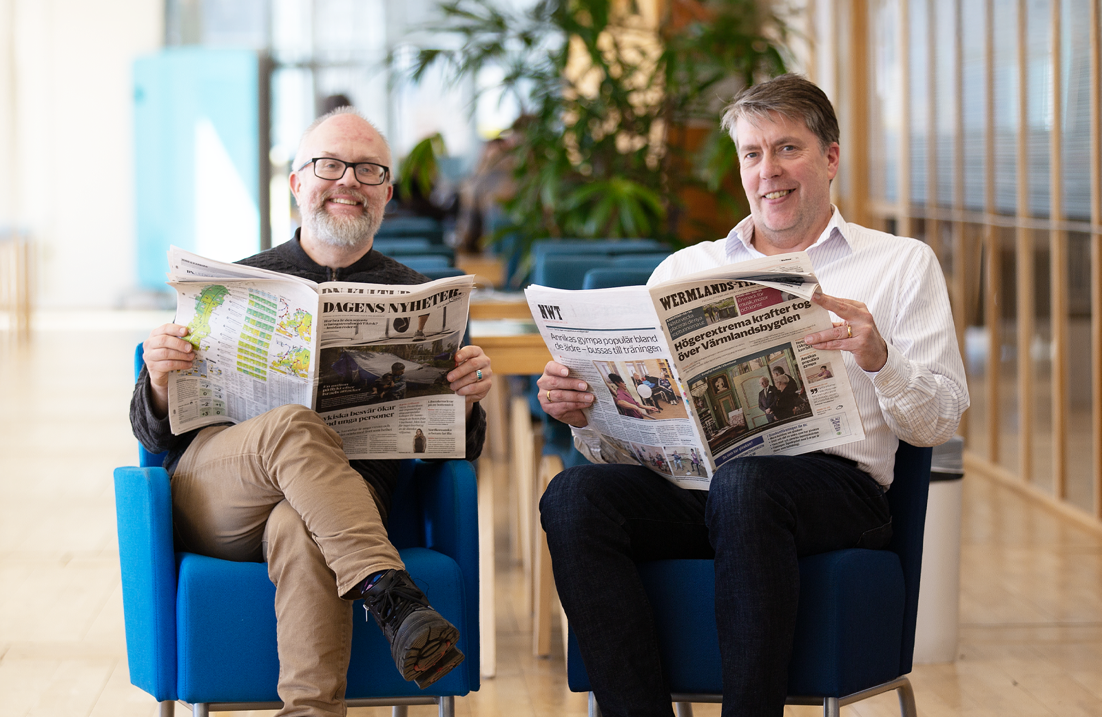  Henrik Örnebring och Michael Karlsson läser tidningar i biblioteket