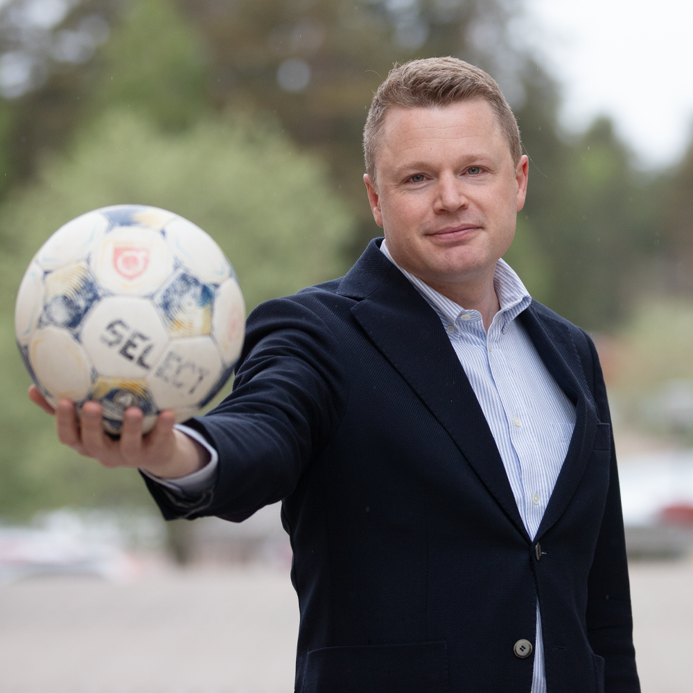 Niklas Jakobsson med fotboll