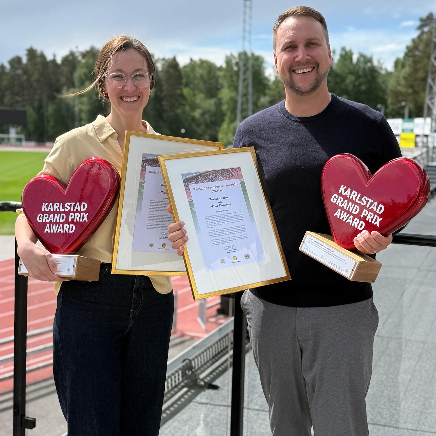 En kvinna och man med hjärtformade pris och diplom, Alison Kreviazuk och Fredrik Lindberg.