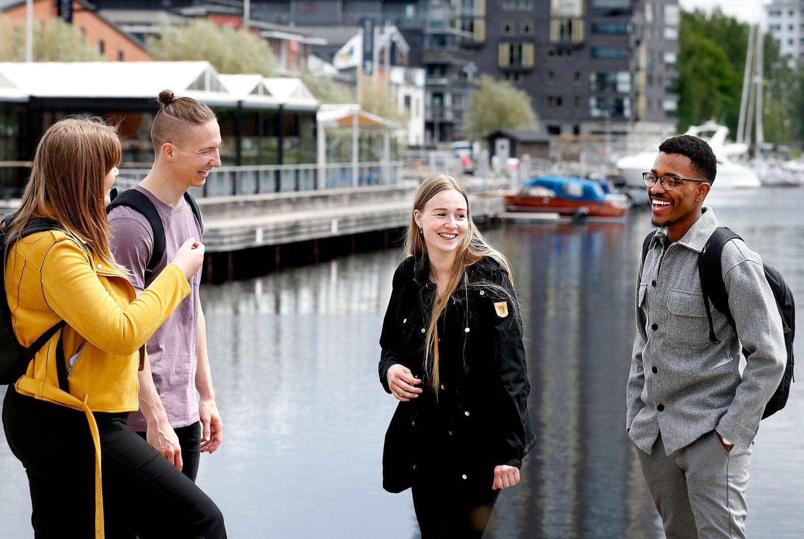 studenter som pratar utomhus