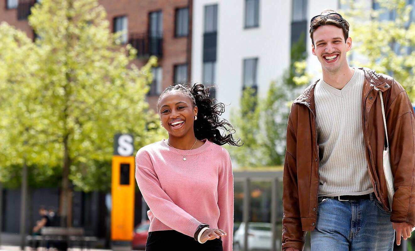 Två studenter går från bussen