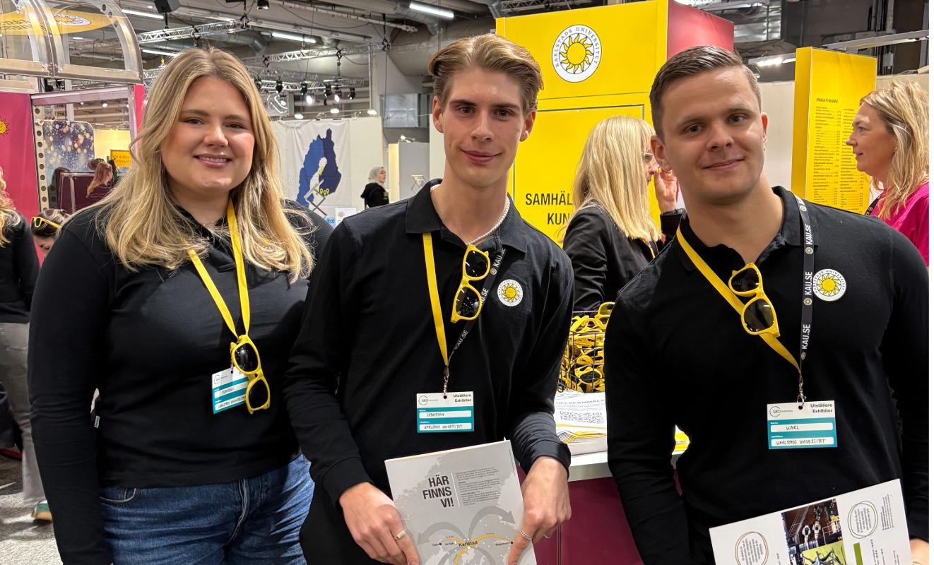 Tre studenter på utbildningsmässa