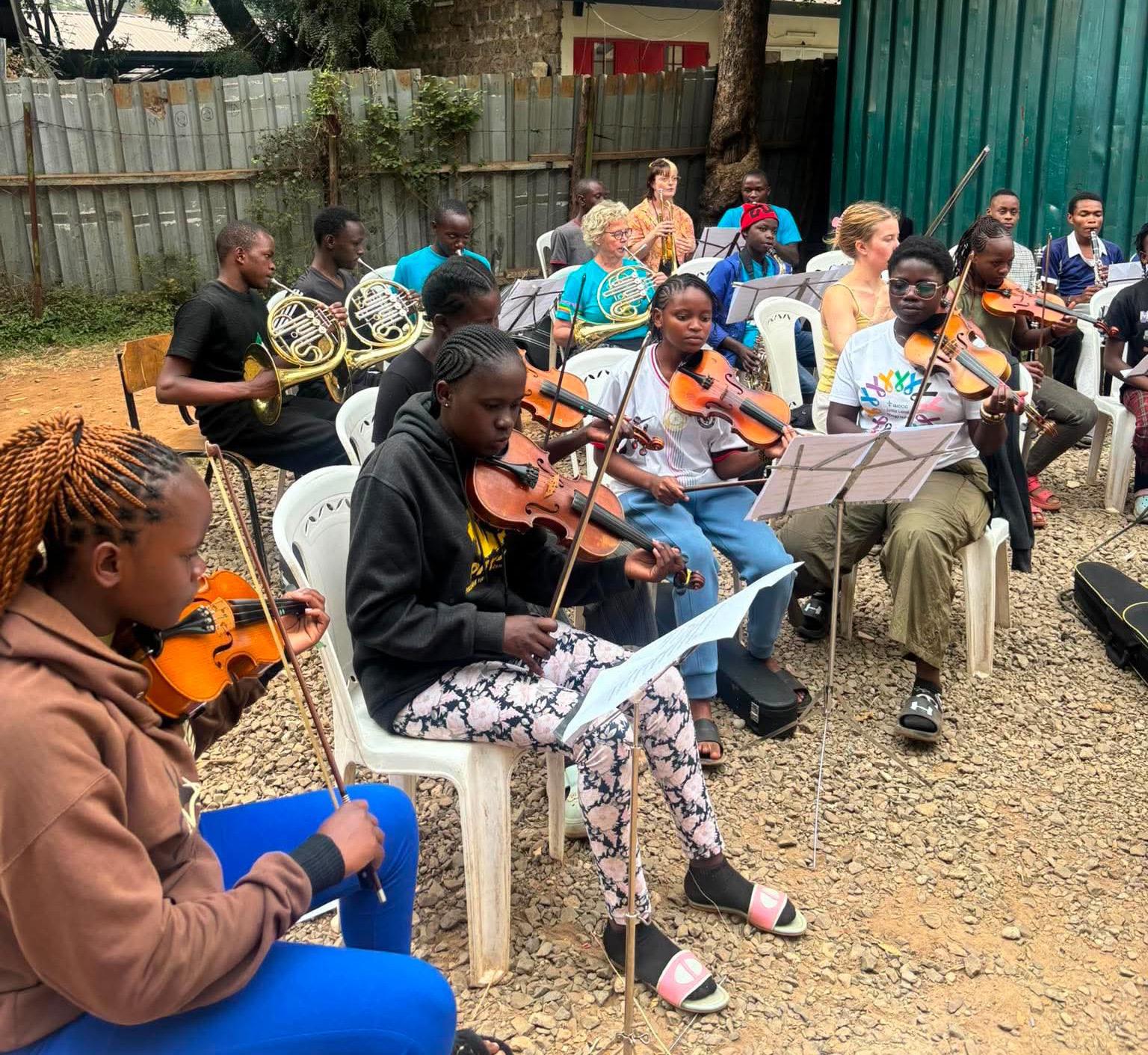 Barn repeterar med orkester på läger i Nairobi