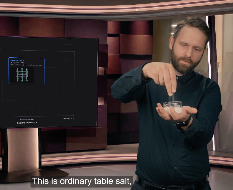 man häller salt i studio