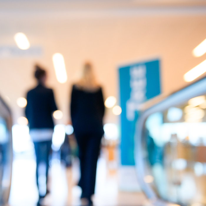 Personer i rulltrappa